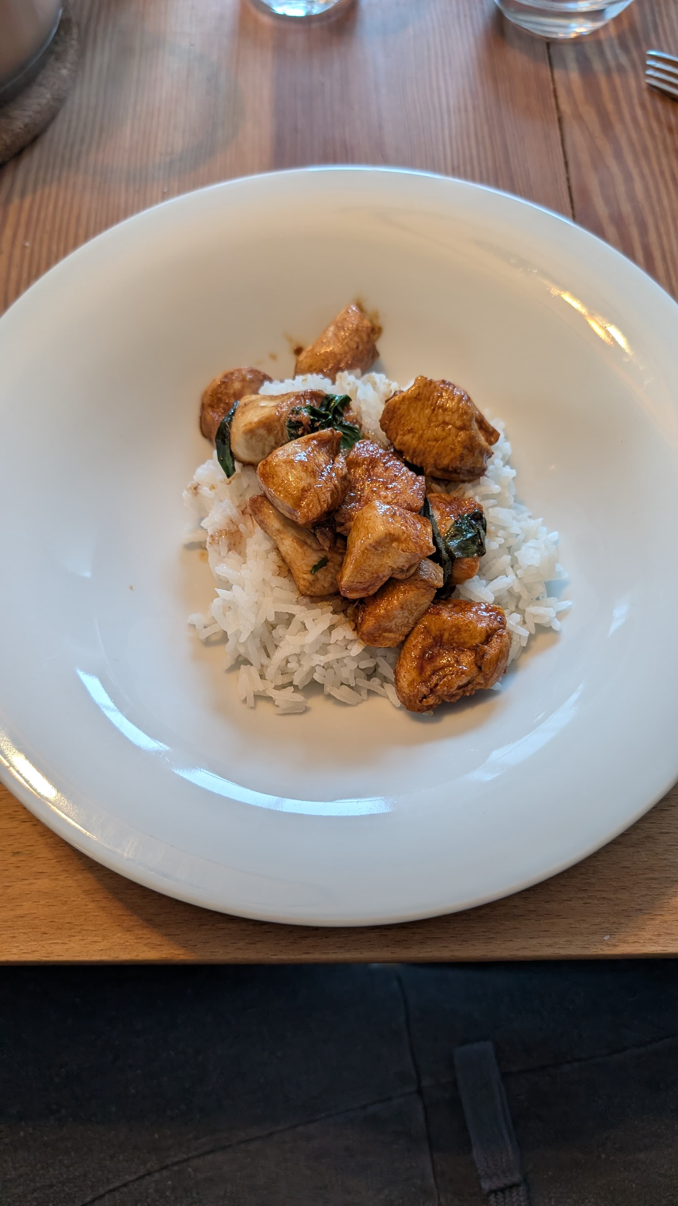 Thai-Basilikum-Hühnchen mit Jasminreis